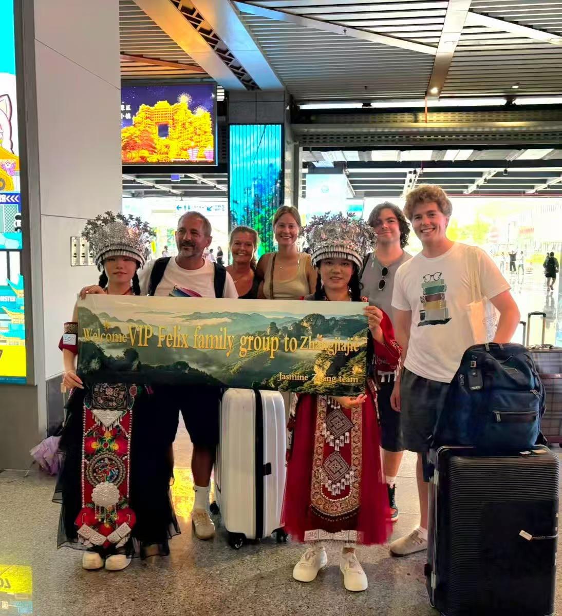 Welcome VIP guests to Zhangjiajie