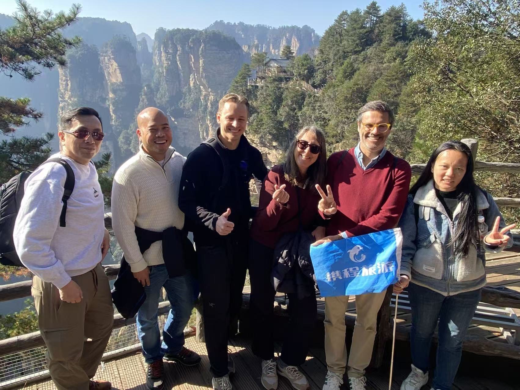 Fellow travelers among misty peaks